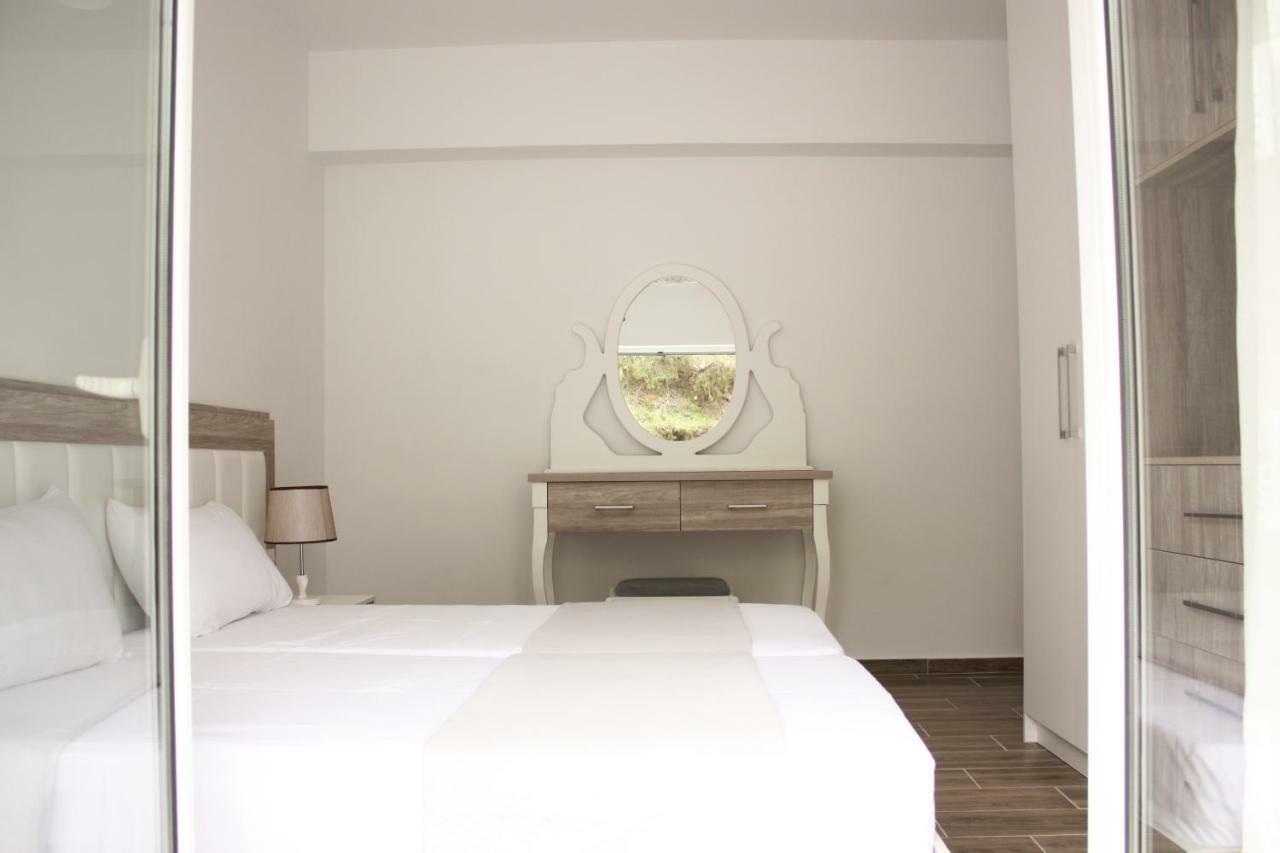 Alexandra'S Apartments Sarandë Eksteriør bilde